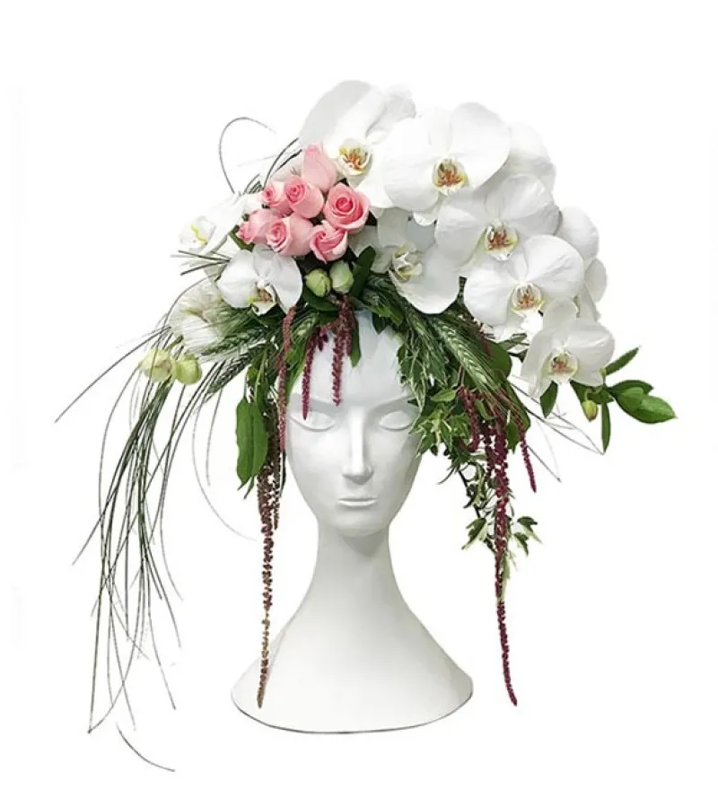  Orkideler ve Güllerle İnsan Figürü