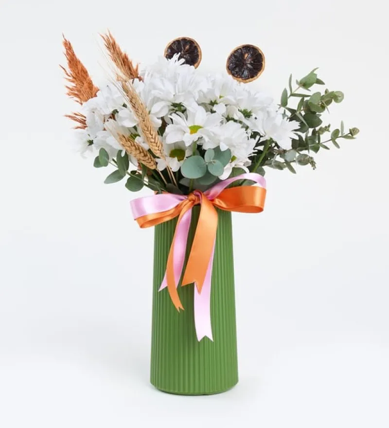 Çift Renk Kurdeleli Yeşil Polimer Vazoda Beyaz Papatyalar