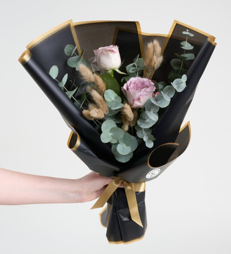 Siyah Buket Kağıdında Lila Güller ve Okaliptus