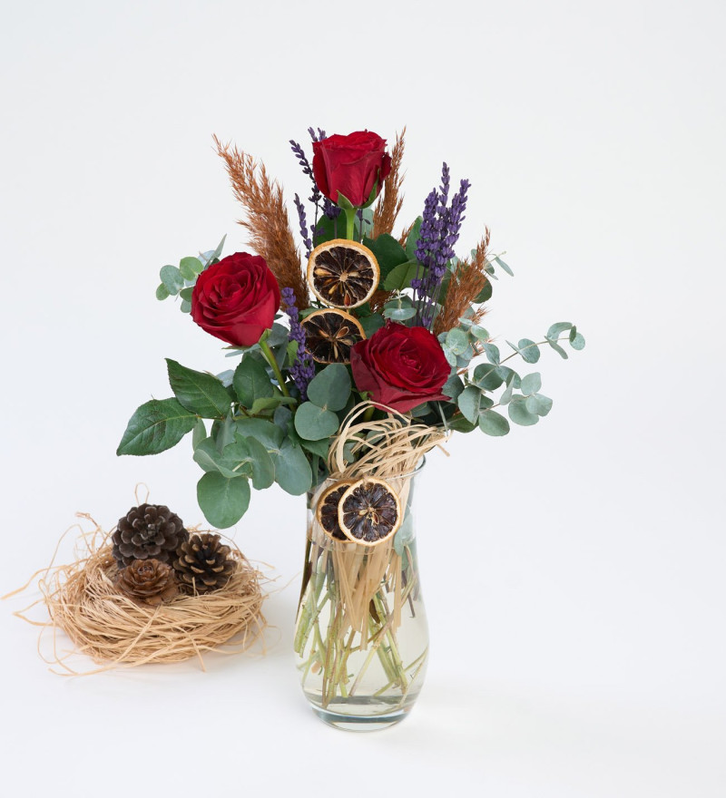 Cam Vazoda 3’lü Kırmızı Gül ve Okaliptus Aranjmanı