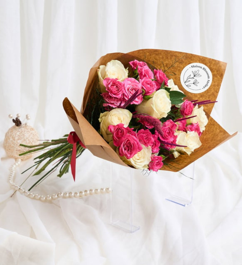 Kraft Bukette Pembe Çardak Gül ve Beyaz Gül