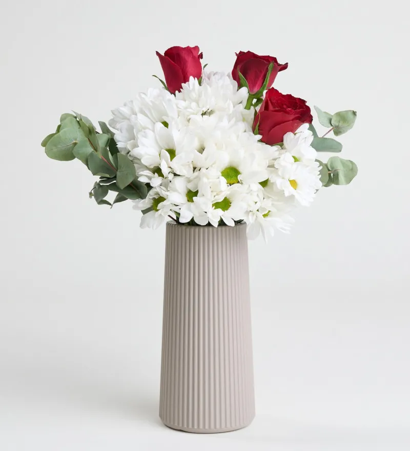 Bej Vazoda Beyaz Papatyalar & Kırmızı Güller