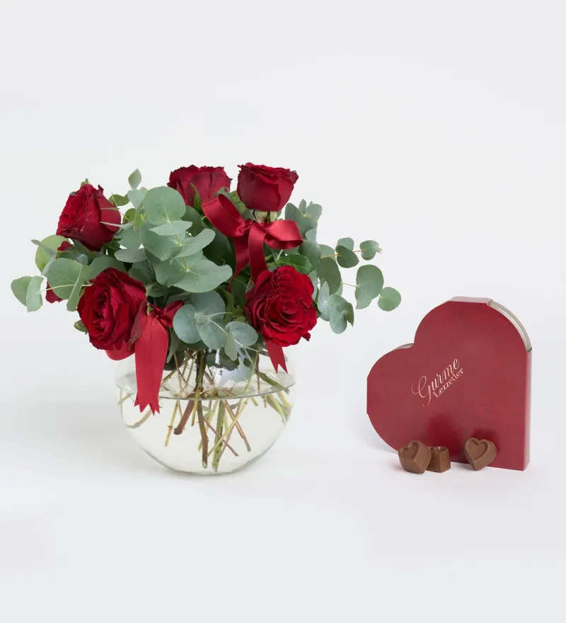 Akvaryumda Kırmızı Güller ve Kalpli Çikolata Kutusu 125g
