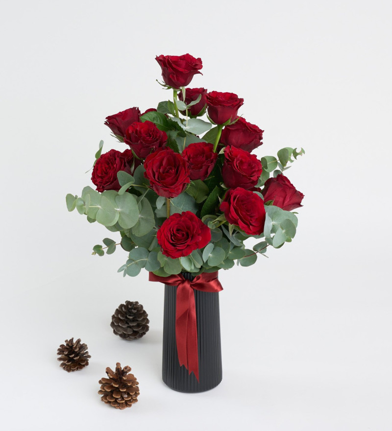 Siyah Çizgili Vazoda Kurdeleli Kırmızı Güller