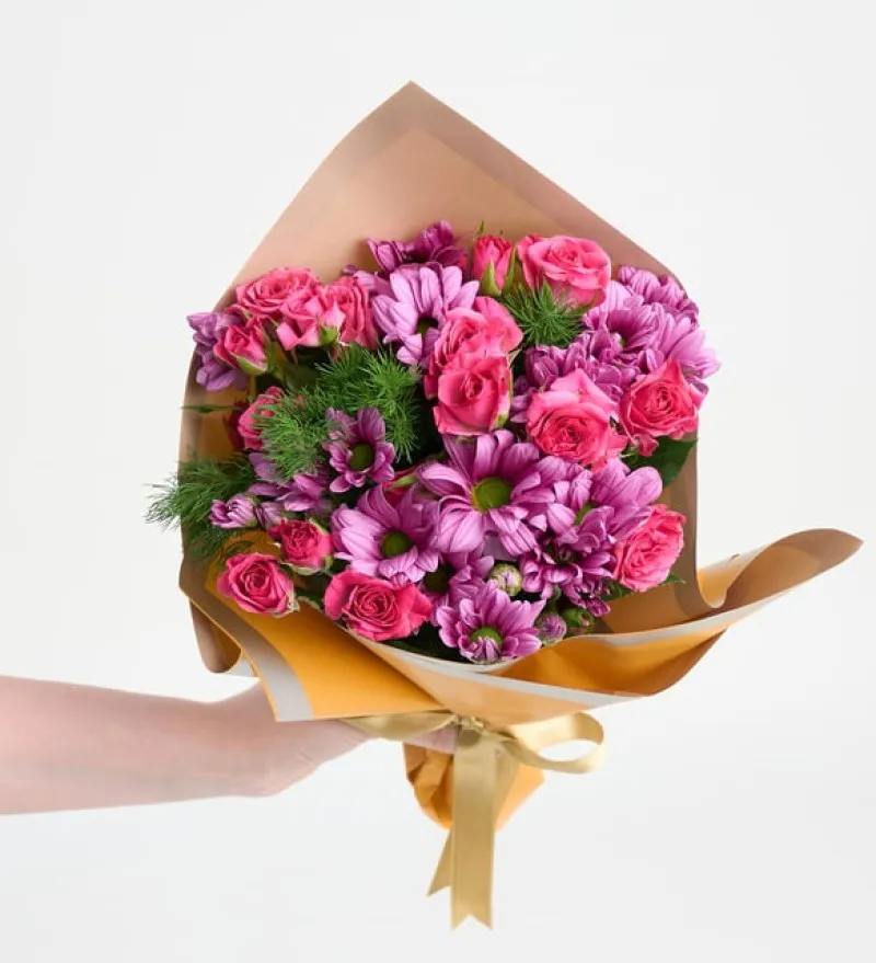 Sarı Bukette Pembe Çardak Güller ve Papatyalar