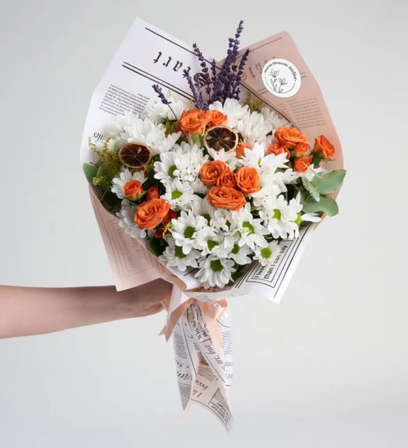 Tasarım Bukette Turuncu Güller ve Beyaz Papatyalar