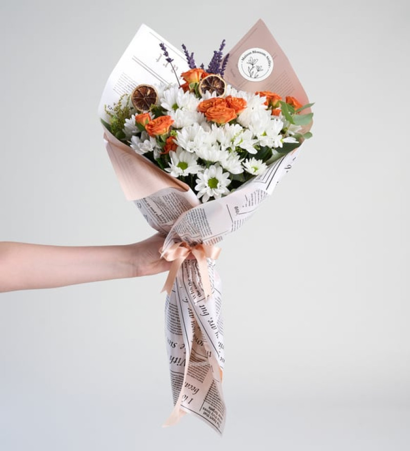 Tasarım Bukette Turuncu Güller ve Beyaz Papatyalar